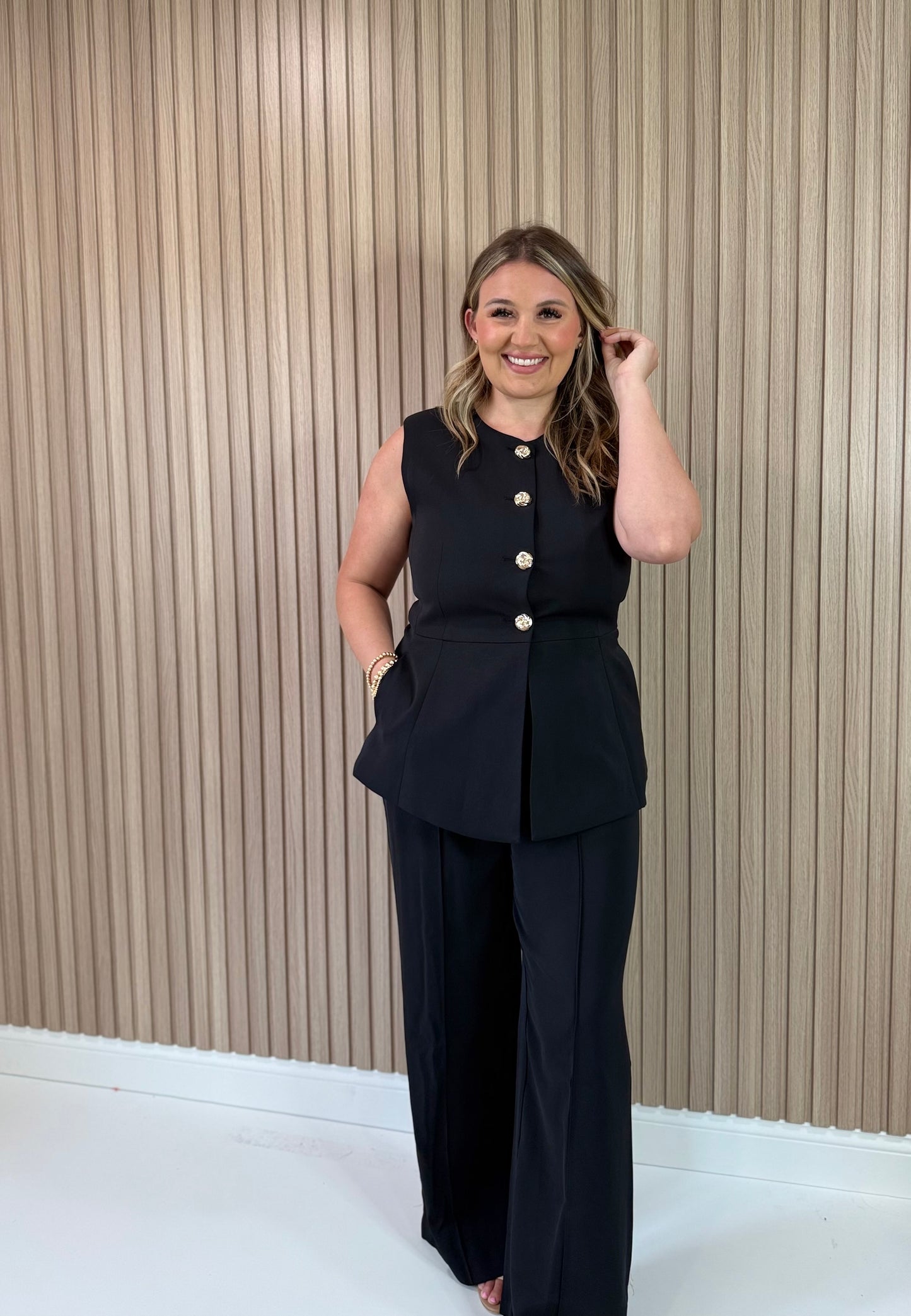 ON BRAND SLEEVELESS BLAZER