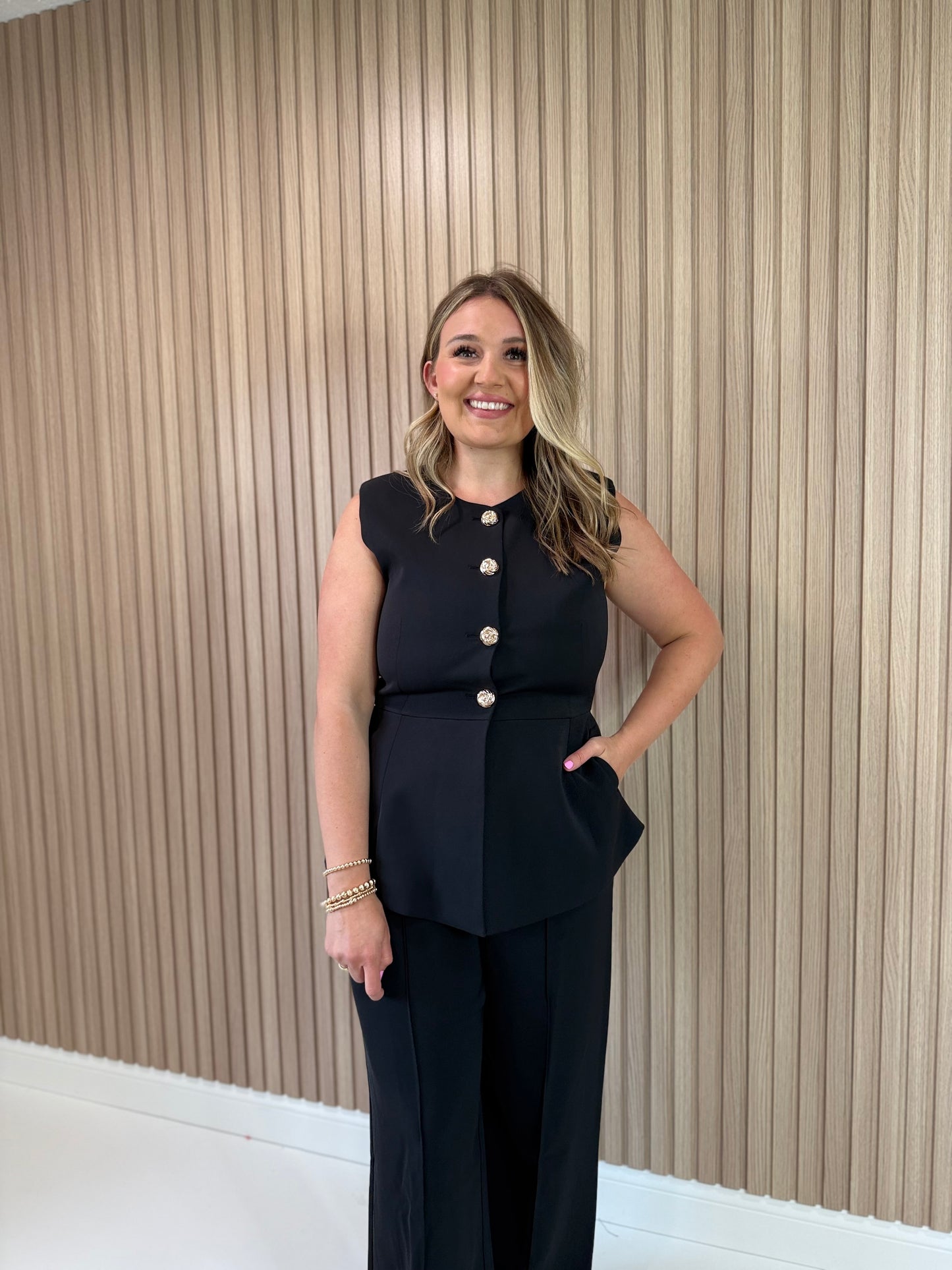 ON BRAND SLEEVELESS BLAZER