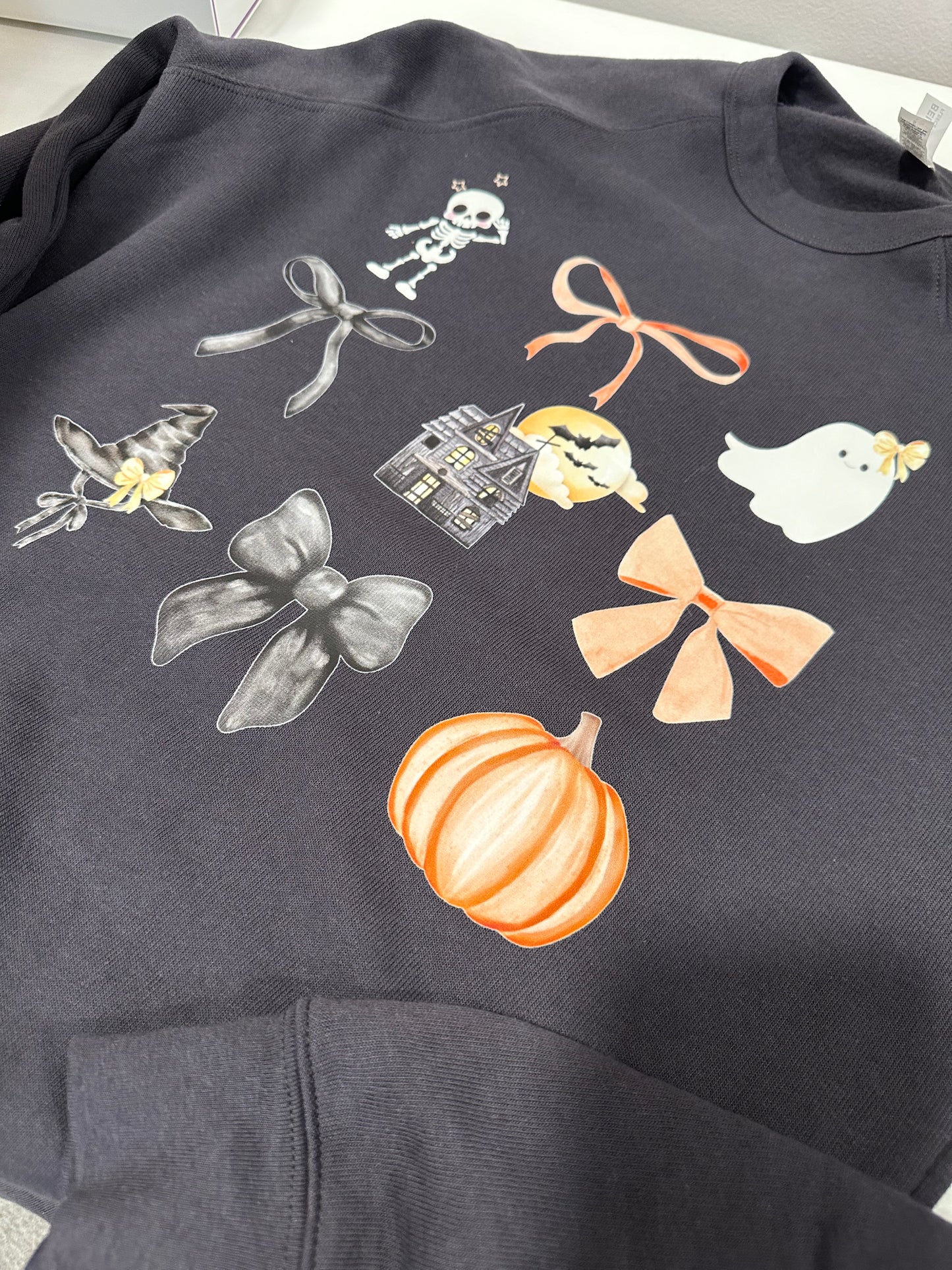 SPOOKY CREWNECK✨🕸️🎃👻